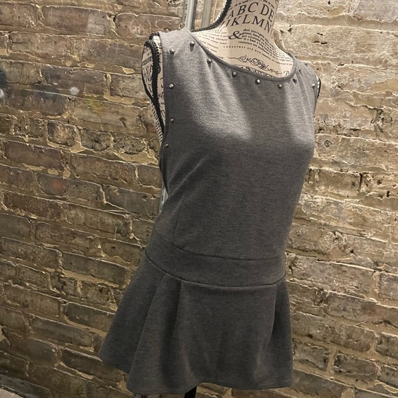 Target Gray Wide Shoulder Top w/Waist Ruffle & Hardware Accents Size XL - Picture 7 of 7